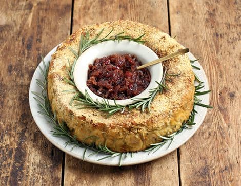 Cheese and Leek Wreath with Red Onion Relish